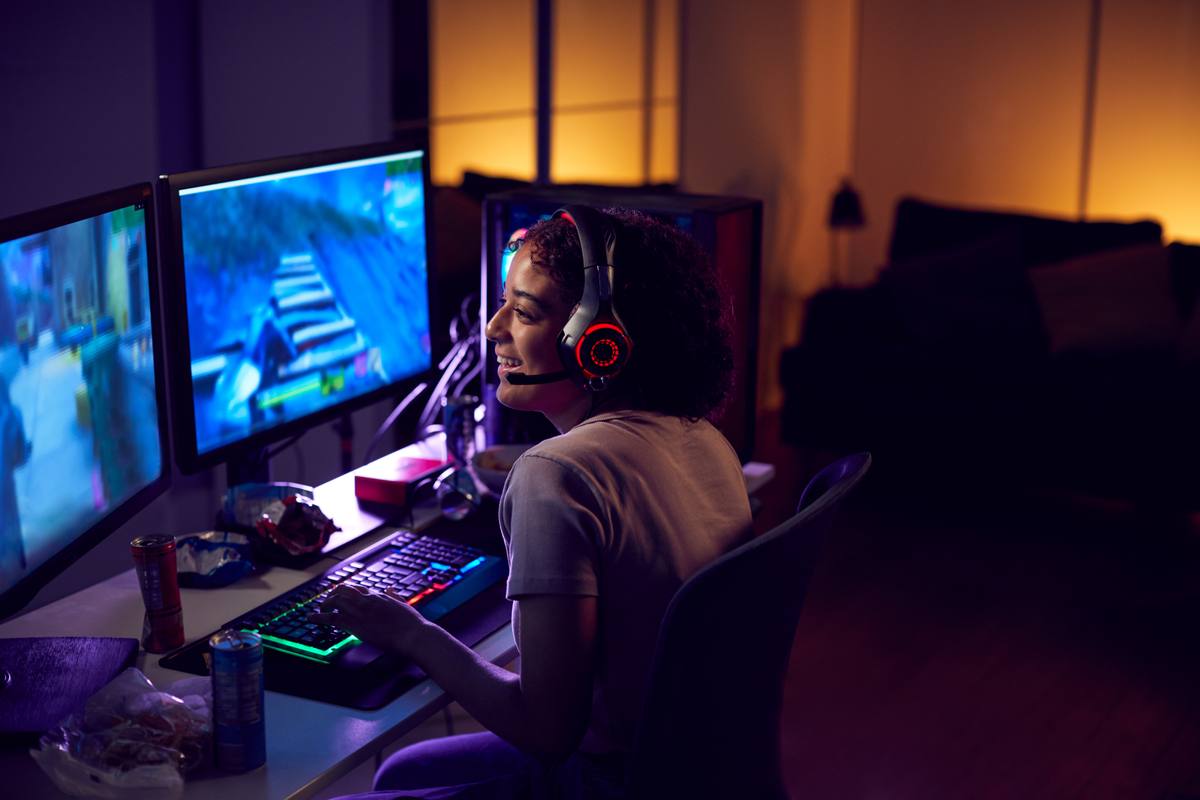 A gamer playing at an esports venue PC managed with ggLeap
